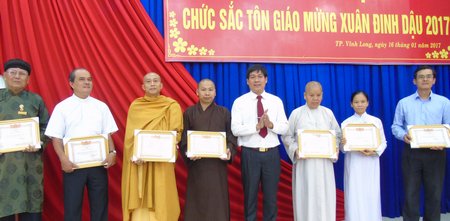  Các tổ chức tôn giáo nhận giấy khen của UBND TP Vĩnh Long về công tác an sinh xã hội.