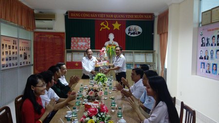  Thượng tá Nguyễn Hữu Thạc- Chủ nhiệm Chính trị Nhà máy X55 Hải quân chúc mừng Ban Tuyên giáo Tỉnh ủy Vĩnh Long