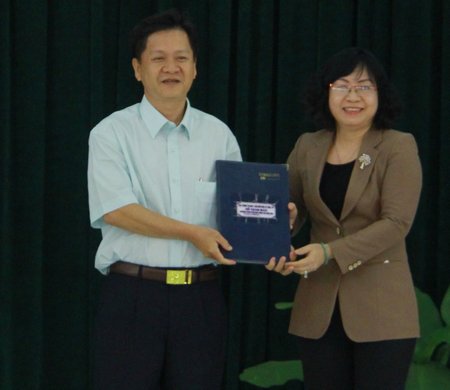 Trưởng Ban Dân vận Tỉnh ủy Vĩnh Long Nguyễn Thị Minh Hạnh trao sổ đăng cai hội nghị năm tới cho Ban Dân vận Tỉnh ủy Bến Tre.