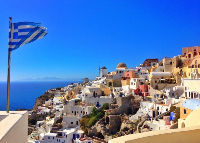 Hy Lạp không chỉ nổi tiếng với những hòn đảo xinh đẹp vùng Peloponnesos mà còn nổi tiếng với chi phí dịch vụ vô cùng đắt đỏ do sự dựa dẫm quá nhiều vào du lịch. Nhưng việc đồng Euro mất giá đã khiến cho chi phí du lịch ở đây trở nên rẻ hơn bao giờ hết.