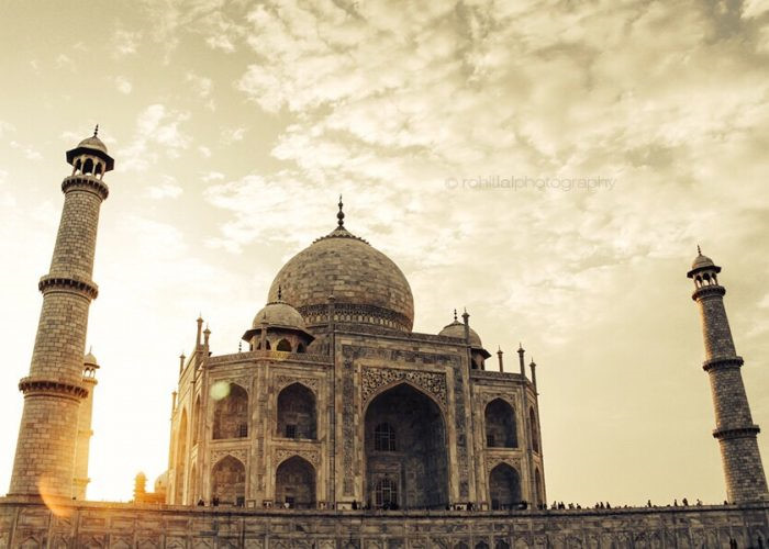 Bạn có thể khám phá những biểu tượng của đất nước Ấn Độ thông qua tour du lịch “Tam giác vàng” nổi tiếng, gồm có chuyến thăm đền Taj Mahal, trải nghiệm bộ môn yoga và nhảy Bollywood. Không chỉ được hưởng mức giá phải chăng, bạn còn có cơ hội được bay trên khinh khí cầu nữa.