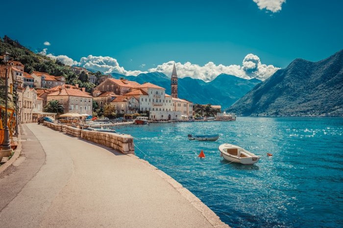 Những bãi biển đầy nắng ở Montenegro là nơi không thể bỏ qua trong năm 2017. Từ đây bạn có thể dễ dàng tới Croatia và vùng Balkan cổ kính, tham quan các làng chài, trải nghiệm chèo thuyền hay lặn biển với giá cả rất phải chăng.