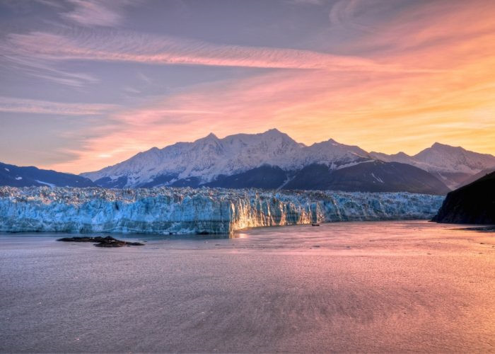 Alaska thường được ví như “thiên đường băng” của nước Mỹ. Du khách tới đây có thể ngắm nhìn những khối băng cao chọc trời, những chú cá voi khổng lồ hay thậm chí là thám hiểm những dòng sông băng kì vĩ. Giá cả ở Alaska rẻ hơn nhiều so với các bang khác của Mỹ, nhất là về chi phí đi lại.