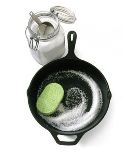 Sử dụng muối là cách tốt nhất để làm sạch chảo gang. Muối hấp thụ dầu và giúp loại bỏ các mẩu thức ăn bị cháy. Đổ muối vào chảo để một thời gian ngắn, sau đó rửa sạch và để khô.