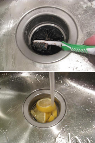Làm sạch bồn rửa với soda và một bàn chải đánh răng cũ, sau đó đặt một vài lát chanh vào lỗ thoát nước và rửa sạch bồn.