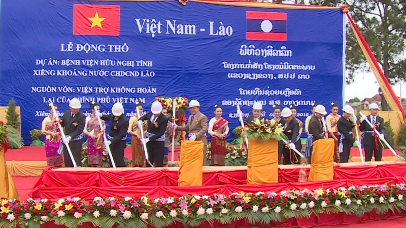 Việt Nam giúp Lào xây dựng Bệnh viện Hữu nghị tỉnh Xiêng Khoảng. Ảnh: Báo Nhân Dân.