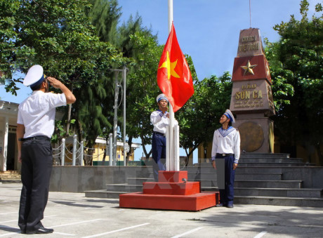 Lễ thượng cờ trên đảo Sơn Ca. (Ảnh: Dương Giang/TTXVN)