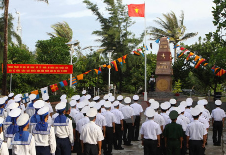 Toàn cảnh lễ chào cờ đầu năm trên đảo Nam Yết. (Ảnh: Dương Giang/TTXVN)