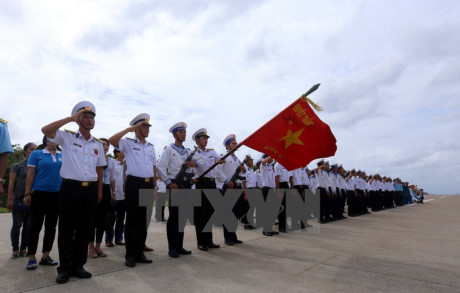 Lễ chào cờ của các chiến sỹ đảo Trường Sa. (Ảnh: Danh Lam/TTXVN)
