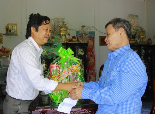Ông Nguyễn Hữu Khánh thăm và tặng quà gia đình nhà báo liệt sĩ Huỳnh Văn Hữu.