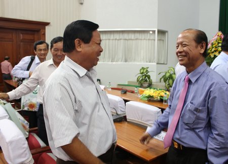 Ông Trương Văn Sáu- Phó Bí thư Thường trực Tỉnh ủy, Chủ tịch HĐND tỉnh trò chuyện với các đại biểu dự họp mặt.
