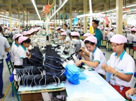 Năm 2016, Vĩnh Long tạo việc làm mới cho 27.655 người. Trong ảnh: Lao động làm việc tại Khu công nghiệp Hòa Phú.