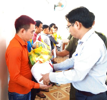 Ông Nguyễn Thanh Tú- Chủ tịch UBND xã Long Phước tăng quà cho những trường hợp khó khăn.