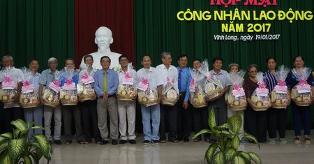 Dịp này, UBND tỉnh Vĩnh Long, Liên đoàn Lao động tỉnh và UBND TP Vĩnh Long đã tặng nhiều phần quà tết cho các cán bộ, CNLĐ đã nghỉ hưu, có hoàn cảnh khó khăn.
