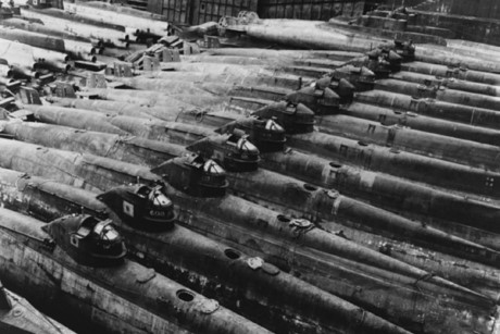 Giữa năm 1944, hải quân Nhật phát triển tàu Koryu Tei Gata loại D để tăng cường bảo vệ bờ biển nước này.