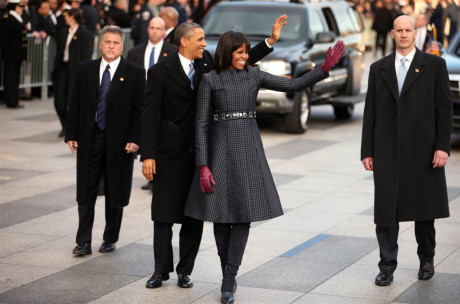 Hai vợ chồng Tổng thống Obama vẫy tay chào người dân ở Washington ngày 21/1/2013. (Nguồn: nbcnews.com)