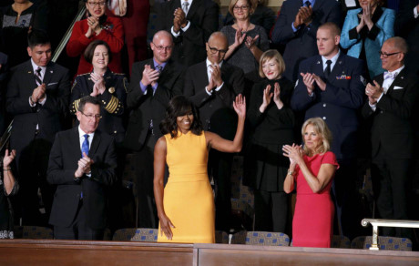 Đệ nhất phu nhân trong chiếc váy vàng nổi bật tại một phiên họp của Quốc hội ở Washington ngày 12/1/2016. (Nguồn: nbcnews.com)