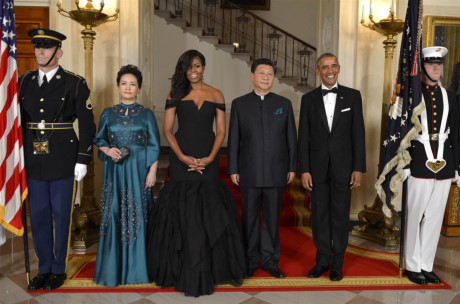 Tổng thống Mỹ Barack Obama và Đệ nhất phu nhân diện bộ đầm đen đón tiếp thượng khách Chủ tịch Trung Quốc Tập Cận Bình và phu nhân Bành Lệ Viên ngày 25/9/2015. (Nguồn: nbcnews.com)
