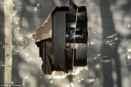Đội SWAT đã phải phá nổ tường hộp đêm để đột nhập vào bên trong giải cứu các con tin. (Nguồn: dailymail.co.uk)