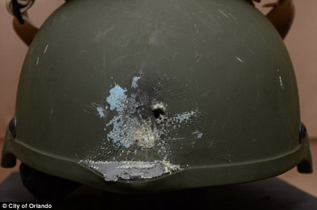 Viên đạn găm trúng mũ của một nhân viên an ninh. (Nguồn: dailymail.co.uk)