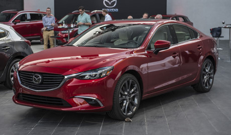 Giá xe Mazda6: 975 triệu đến 1,175 tỷ đồng. Mazda6 mới được Thaco phân phối gồm ba phiên bản lựa chọn: Mazda6 2.0L (bản tiêu chuẩn) giá 975 triệu đồng, Mazda6 2.0L Premium giá 1,02 tỷ đồng và Mazda6 2.5L Premium giá 1,175 tỷ đồng. Mazda6 2017 được trang bị hệ thống an toàn cao cấp. (Ảnh: NDH)