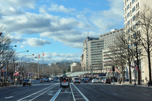 Tượng đài Washington (người Việt quen gọi là Tháp Bút chì), nằm đối diện Nhà Trắng ở trung tâm thủ đô Washington D.C, là một trong những địa điểm tập trung đông người nhất để chứng kiến Lễ nhậm chức.