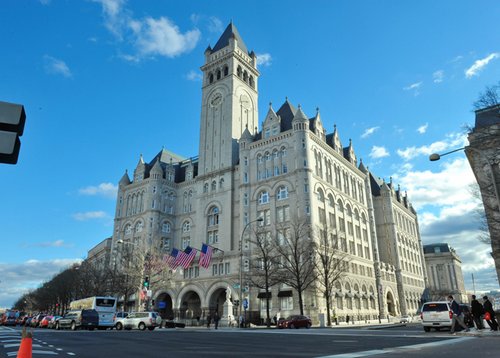 Khách sạn Trump International Hotel tọa lạc chính giữa Đại lộ Pennsylvania, một trong những địa điểm thu hút đông du khách nhất những ngày này.
