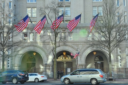 Khách sạn Trump International Hotel tọa lạc chính giữa Đại lộ Pennsylvania.