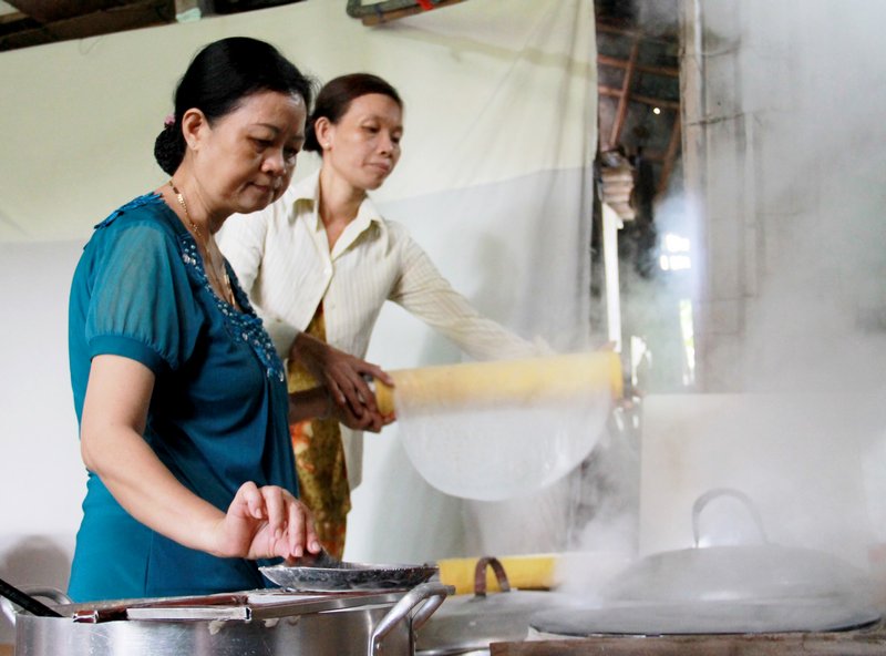 Từ khuya, bà con ở làng nghề bánh tráng Cù Lao Mây đã cho “nổi lửa” để chuẩn bị tráng bánh, đảm bảo cung ứng cho thị trường tết.