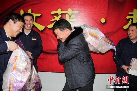 Ngày 21/1/2014, tại huyện Chá Thành, tỉnh Hà Nam (Trung Quốc), một công ty bất động sản phát tiền thưởng năm 2013 cho nhân viên, trong đó có nhân viên phải vác cả bao tải để nhận 2 triệu nhân dân tệ (khoảng 6,5 tỷ đồng). (Nguồn: Chinanews)
