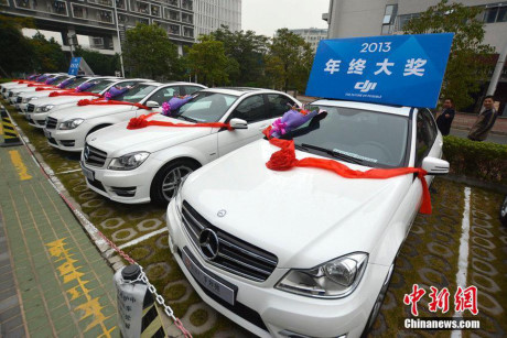 Ngày 13/12/2013, một công ty ở Thâm Quyến, tỉnh Quảng Đông (Trung Quốc) xếp 10 chiếc xe Mercedes để thưởng cho nhân viên. (Nguồn: Chinanews)