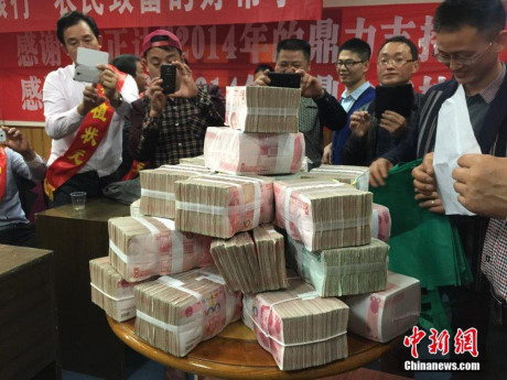Ngày 8/1/2015, một hợp tác xã ở Nam Xương (Trung Quốc) tổ chức phát tiền thưởng cuối năm cho nhân viên, trong đó ông Lưu Cao Mỹ là người nhận được số tiền thưởng cao nhất 359.000 nhân dân tệ (khoảng 1,1 tỷ đồng). (Nguồn: Chinanews)