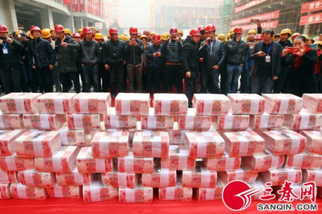 Sáng 18/1, một công trường ở thành phố Tây An (Trung Quốc) tổ chức phát thưởng cho hơn 300 công nhân xây dựng. (Nguồn: QQ)