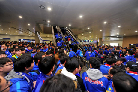 CĐV Shanghai Shenhua tạo ra khung cảnh náo loạn tại sân bay vì Carlos Tevez.