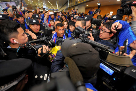 Sự kiện Carlos Tevez đặt chân tới Trung Quốc thu hút sự quan tâm lớn từ giới truyền thông.