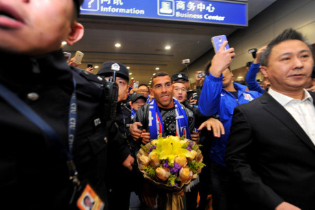 Carlos Tevez tỏ ra khá bất ngờ trước sự chào đón cuồng nhiệt từ NHM Trung Quốc.