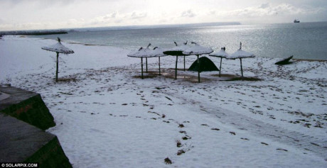 Tuyết rơi đầy bãi biển Majorca đã biến nơi đây thành thiên đường chỉ có trong cổ tích. (Nguồn: Dailymail)