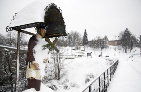 Bức tượng thánh phủ trắng tuyết ở làng Rastoke, miền Trung Croatia. (Nguồn: Dailymail)