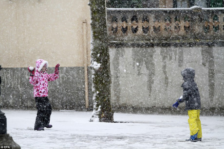Trẻ con vui đùa trong tuyết. (Nguồn: Dailymail)