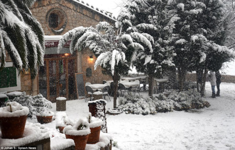 Nhà hàng ở làng Valldemoss bị phủ trắng tuyết. (Nguồn: Dailymail)