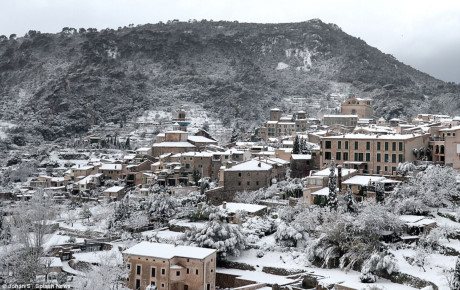 Cảnh tượng lạ lùng của ngôi làng Valldemossa. Tuyết rơi dày khiến giao thông bị đình trệ trong 4 tiếng. (Nguồn: Dailymail)