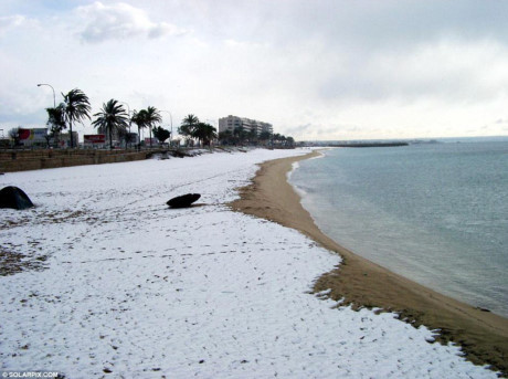 Bờ biển Majorca phủ đầy tuyết. (Nguồn: Dailymail)