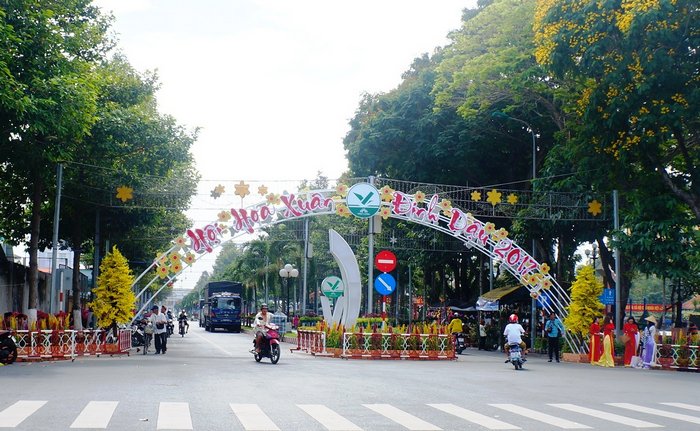 Đường Lê Lai rực rỡ hơn với hoa xuân và xây dựng cổng chào hội Hoa Xuân Đinh dậu 2017.