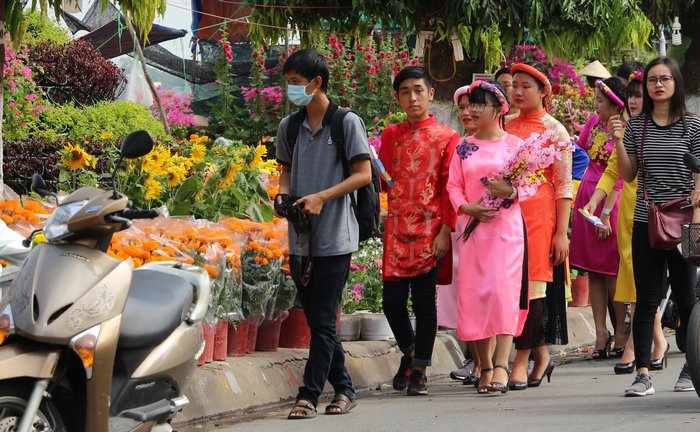 Chợ hoa kiểng đã bắt đầu nhộn nhịp, thu hút đông đảo người dân đến tham quan, mua sắm và chụp ảnh lưu niệm.