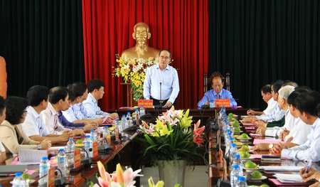 Đồng chí Nguyễn Thiện Nhân phát biểu với Ban Thường vụ Tỉnh ủy.