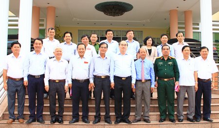 Đồng chí Nguyễn Thiện Nhân chụp hình lưu niệm với các đồng chí trong Ban Thường vụ Tỉnh ủy. 