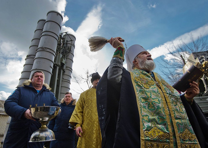 Một linh mục người Nga thực hiện lễ vẩy nước thành lên các binh sĩ thuộc trung đoàn tên lửa S-400 vừa được điều đến Crimea.