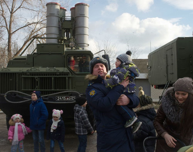 Người dân Crimea thích thú ngắm một phiên bản mẫu của hệ thống S-400 được trưng bày bên trong trung đoàn tên lửa S-400 ở Feodosia.
