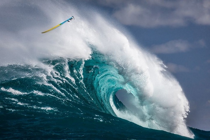 Màn lướt ván ngoạn mục ở Peahi, Maui, Mỹ. (Nguồn: NatGeo)