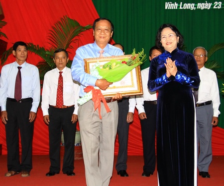 Phó Chủ tịch nước Đặng Thị Ngọc Thịnh tặng các danh hiệu khen cao của Chủ tịch nước cho tập thể và cá nhân.